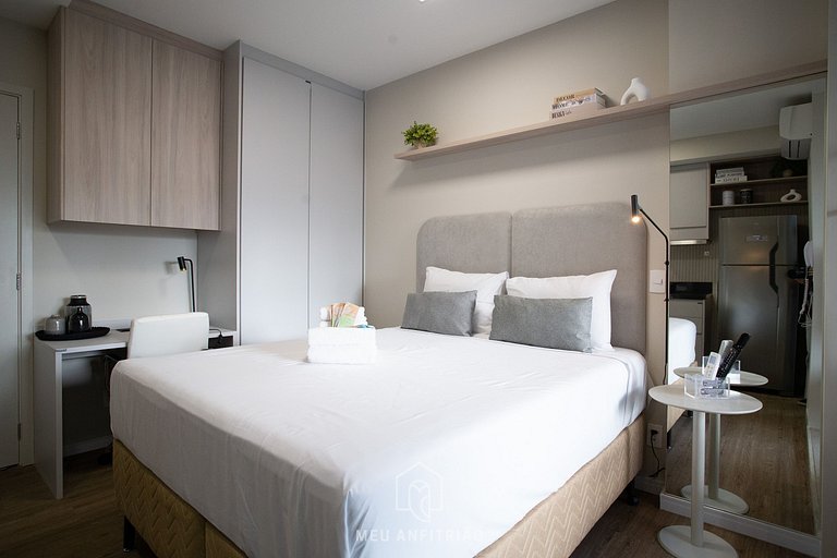 Queen-size bed, swimming pool, near Batman Alley.