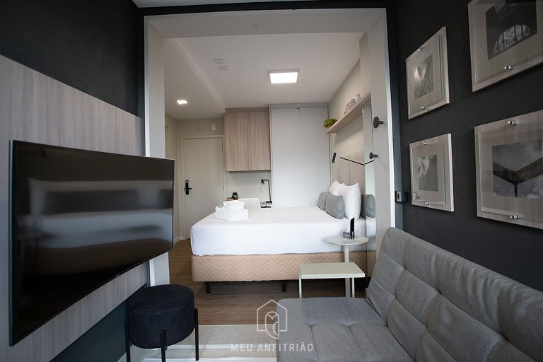 Queen-size bed, swimming pool, near Batman Alley.