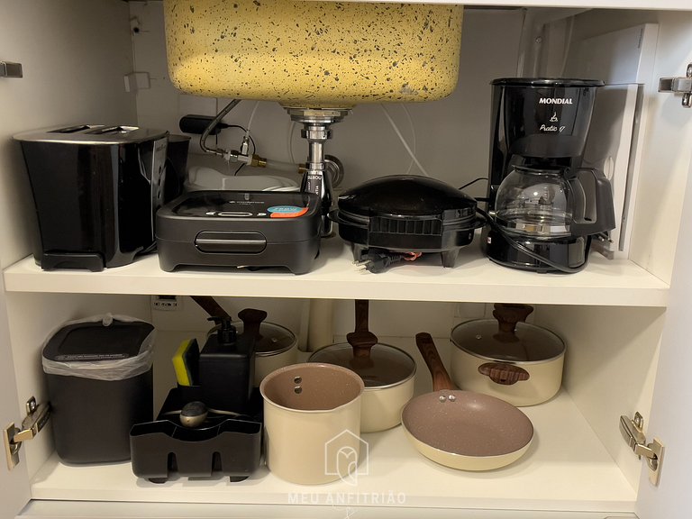 Queen-size bed, swimming pool, near Batman Alley.