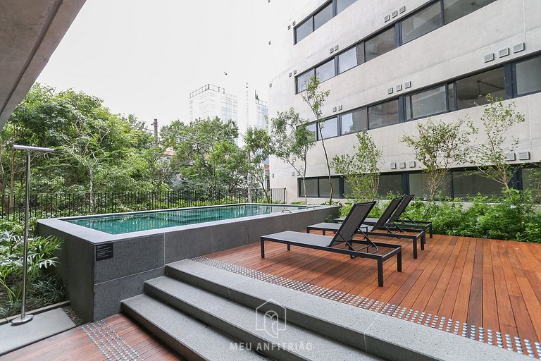 Queen-size bed, swimming pool, near Batman Alley.