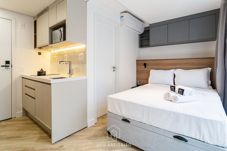 Studio for 2, balcony, near Rebouças Avenue.