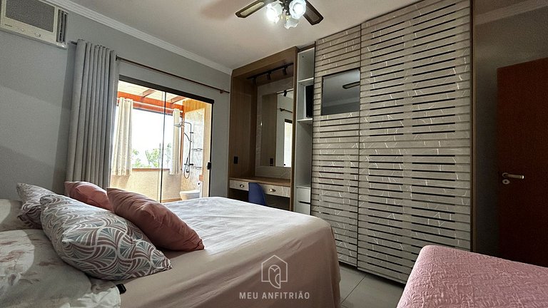 Casa confortável com beach tênis e piscina aquecida