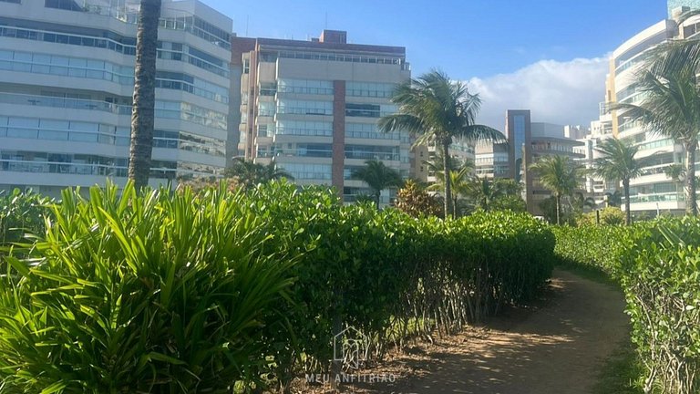 Apto p/8, garagem, piscina e lazer perto da praia