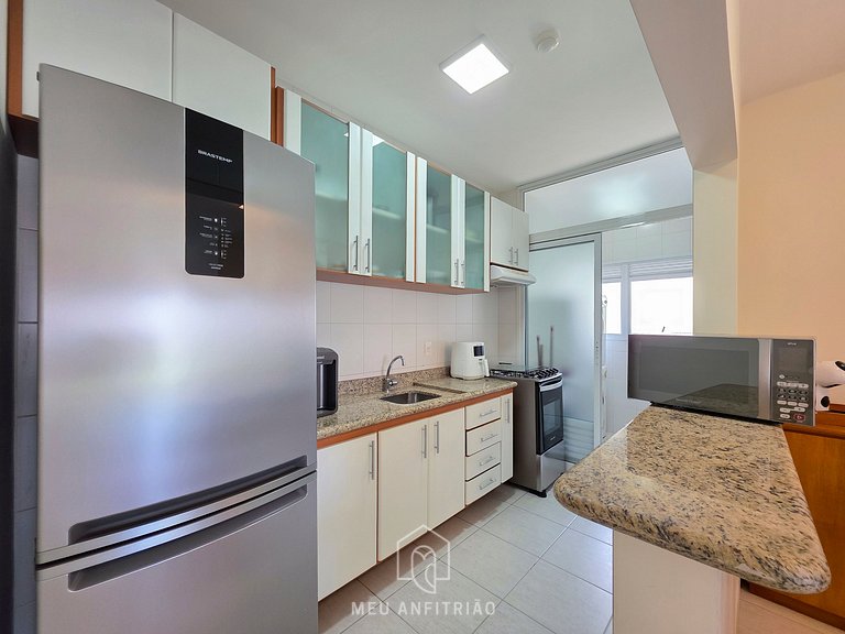 Flat p/ 6, varanda e lazer a 500m da praia