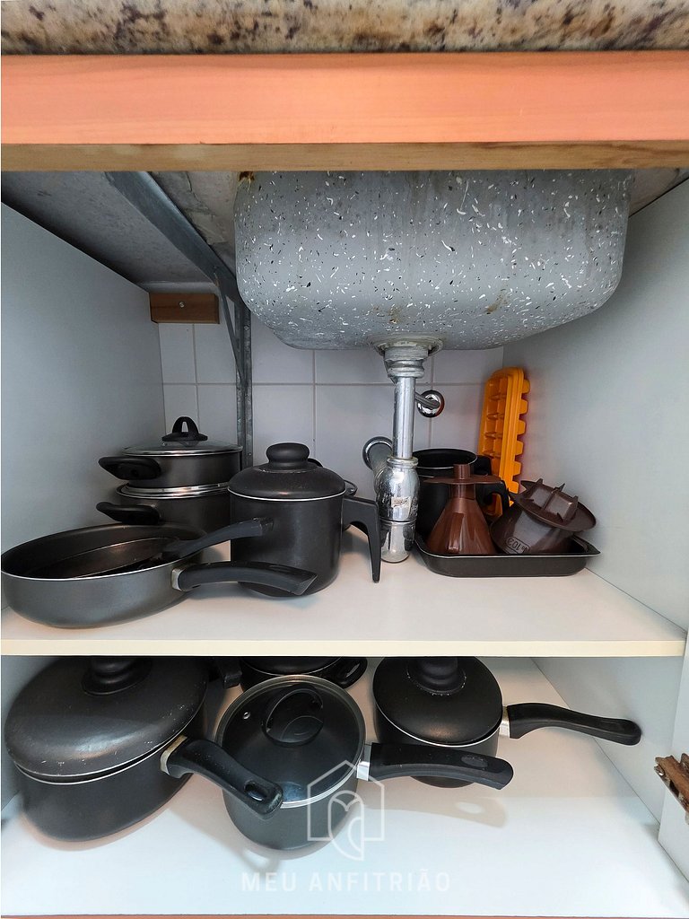 Flat p/ 6, varanda e lazer a 500m da praia