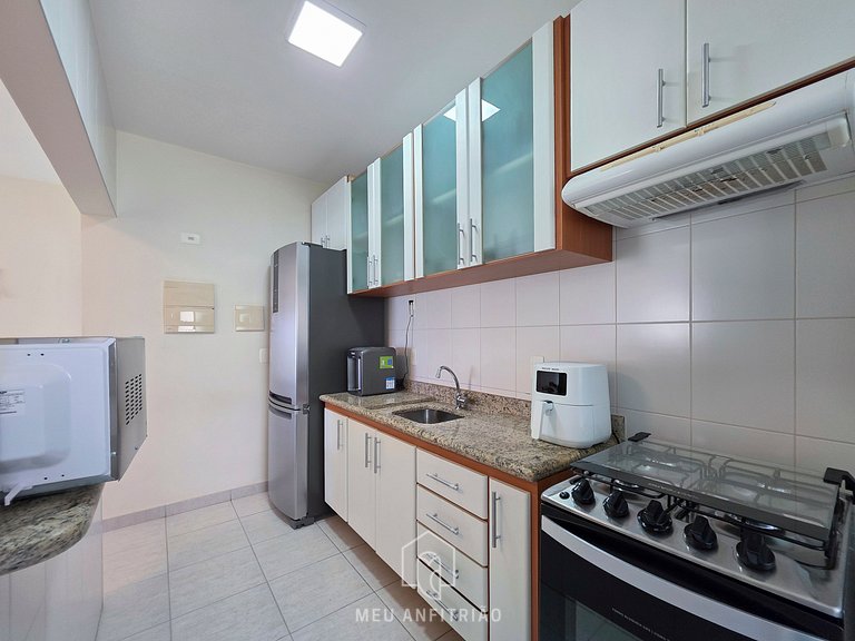 Flat p/ 6, varanda e lazer a 500m da praia