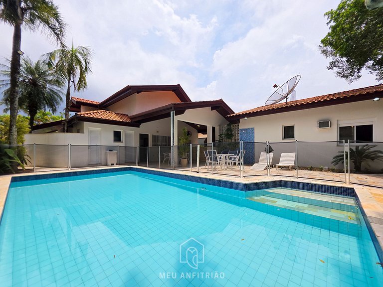 Casa p/ 14, piscina e churrasqueira 10min da praia