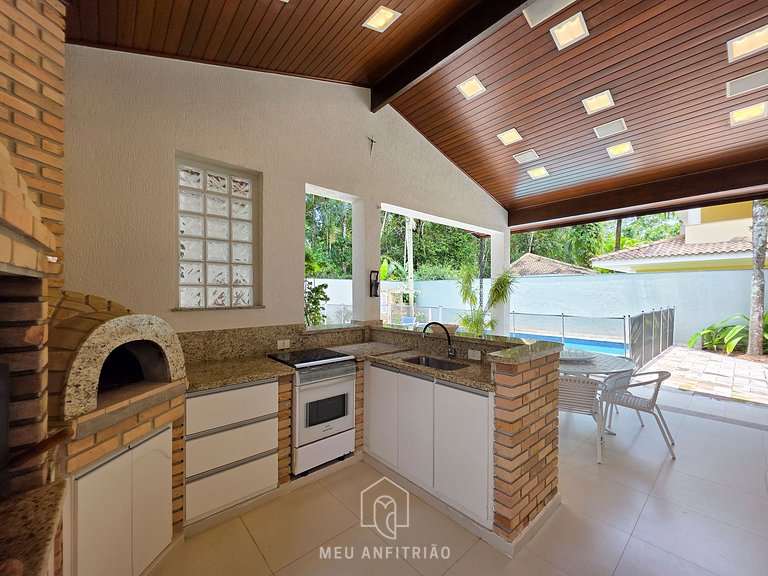 House for 14, pool and barbecue, 10 min from beach