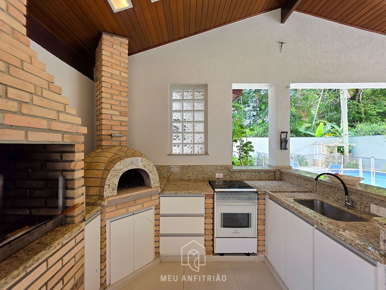 House for 14, pool and barbecue, 10 min from beach