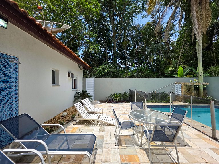 House for 14, pool and barbecue, 10 min from beach