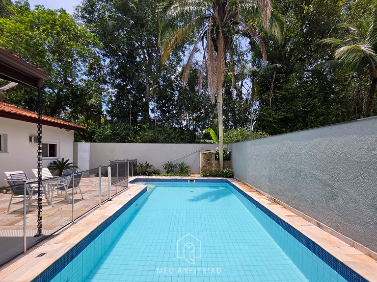 House for 14, pool and barbecue, 10 min from beach