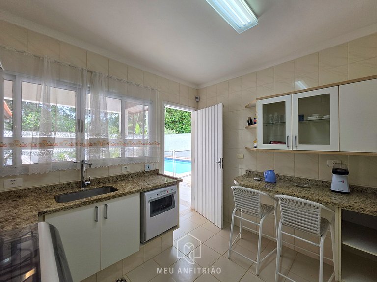 House for 14, pool and barbecue, 10 min from beach