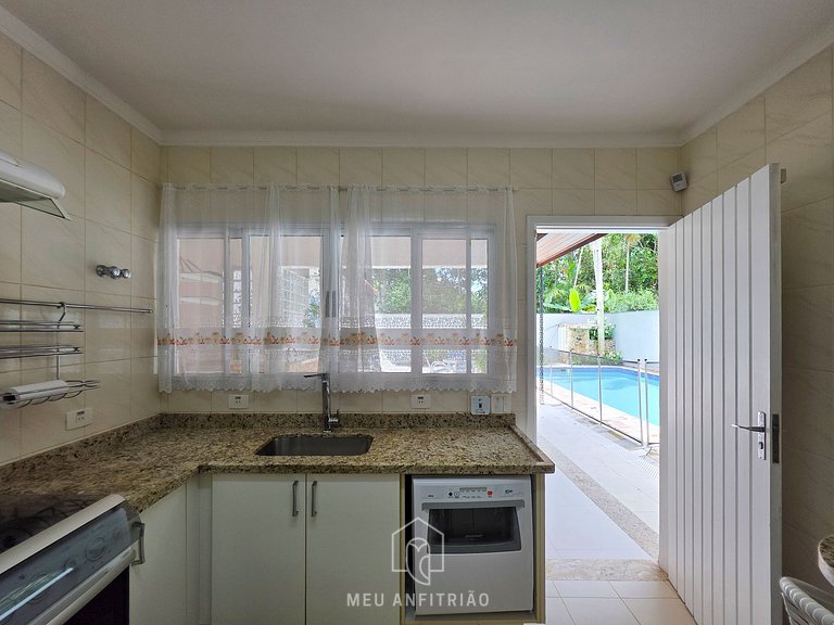 Casa p/ 14, piscina e churrasqueira 10min da praia