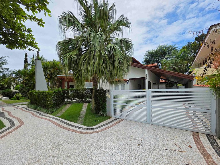 Casa p/ 14, piscina e churrasqueira 10min da praia