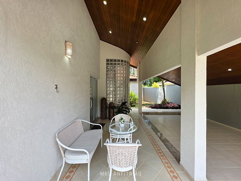 House for 14, pool and barbecue, 10 min from beach