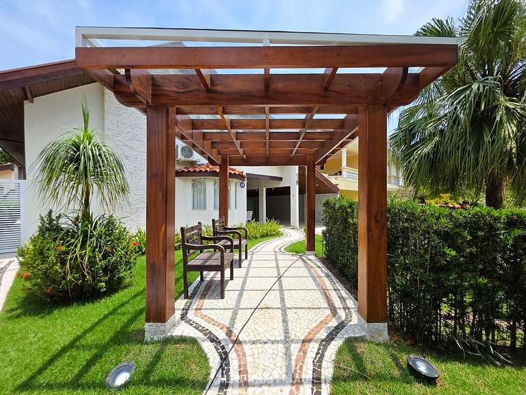 House for 14, pool and barbecue, 10 min from beach