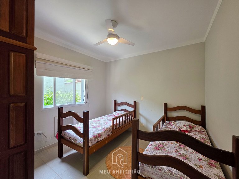 House for 14, pool and barbecue, 10 min from beach