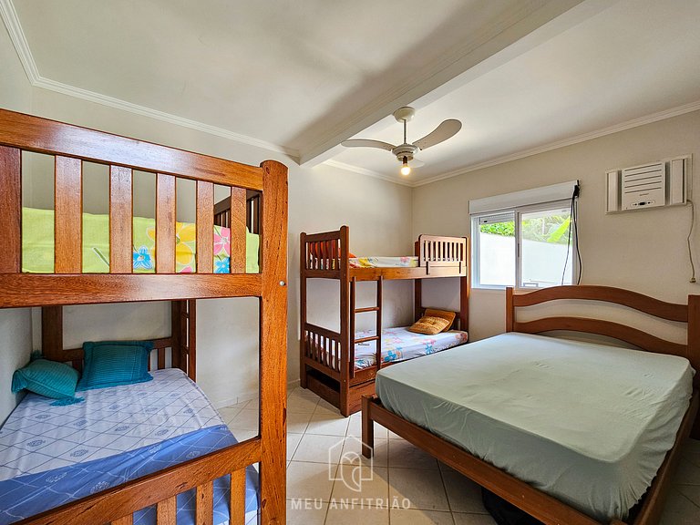 House for 14, pool and barbecue, 10 min from beach