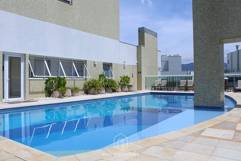 Apto p/8, garagem, piscina e lazer perto da praia
