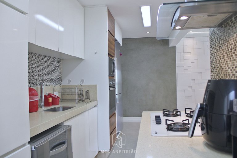 Apto p/8, garagem, piscina e lazer perto da praia