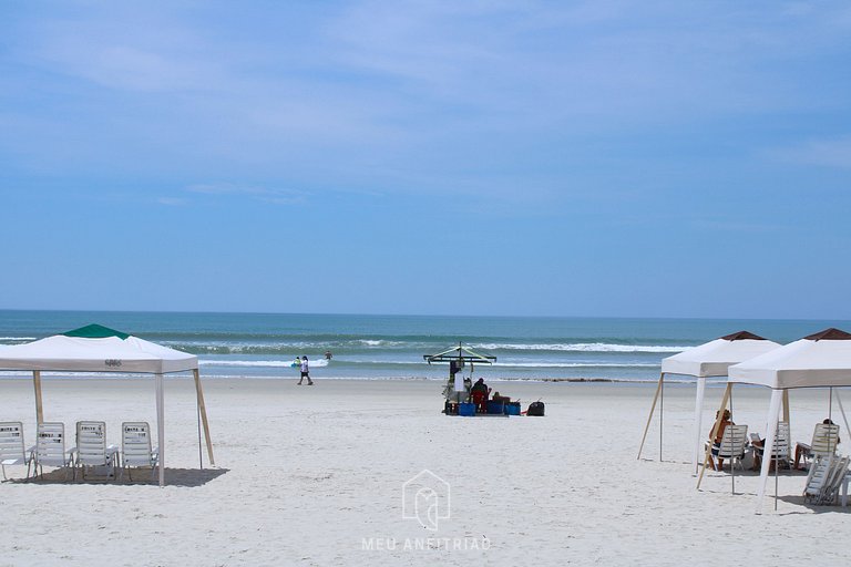 Apto p/8, garagem, piscina e lazer perto da praia