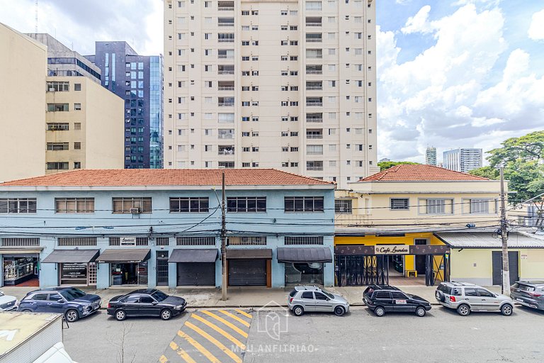 Queen-size bed, gym next to Santo Amaro Avenue