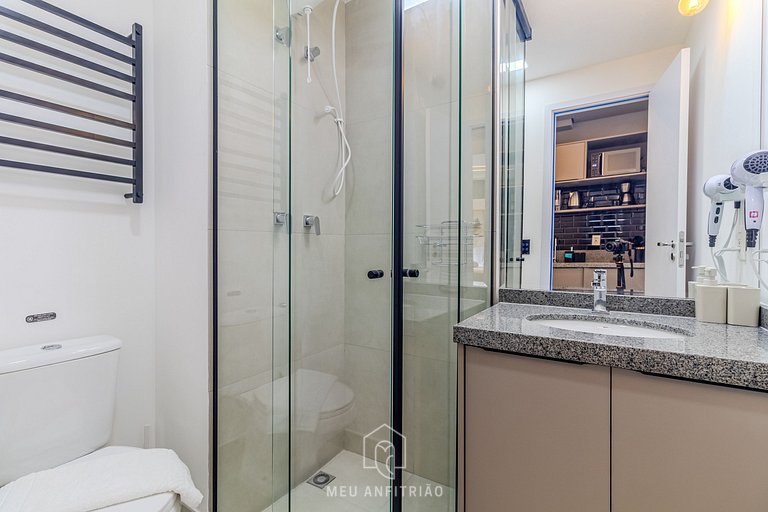 Queen-size bed, gym next to Santo Amaro Avenue