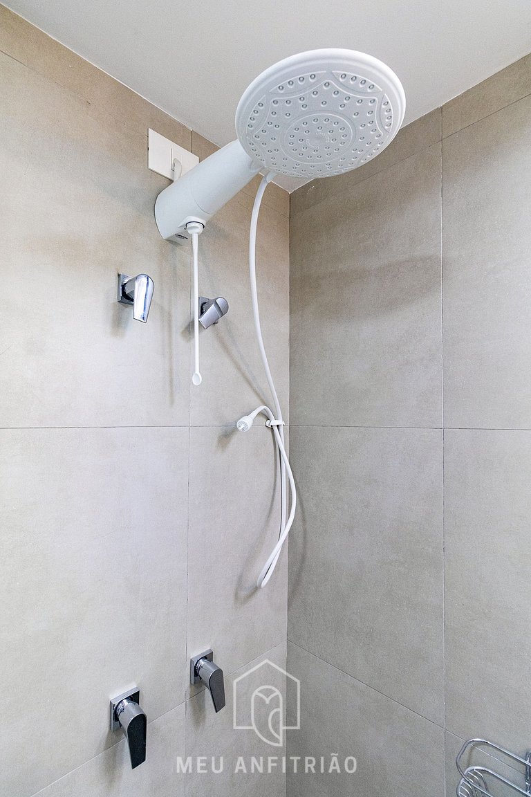 Queen-size bed, gym next to Santo Amaro Avenue