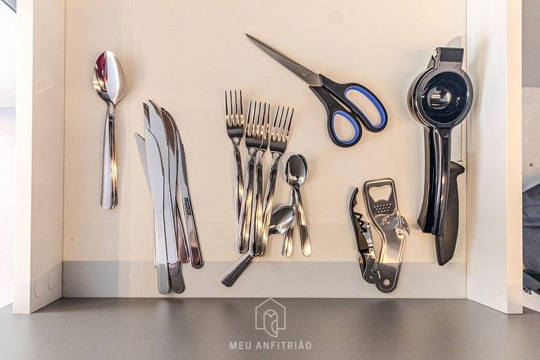 Queen-size bed, gym next to Santo Amaro Avenue