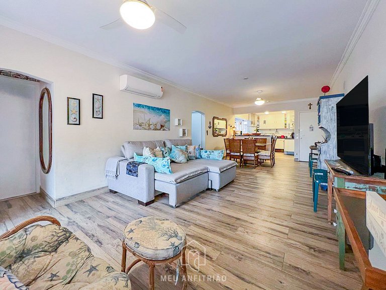 3-Bedroom Apartment with Barbecue at Enseada Beach