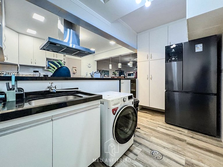 3-Bedroom Apartment with Barbecue at Enseada Beach