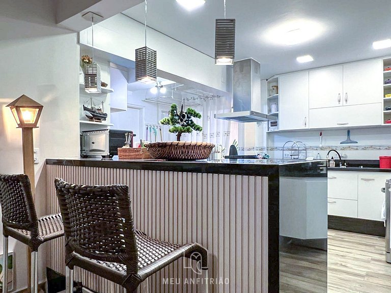 3-Bedroom Apartment with Barbecue at Enseada Beach