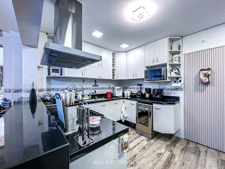 3-Bedroom Apartment with Barbecue at Enseada Beach