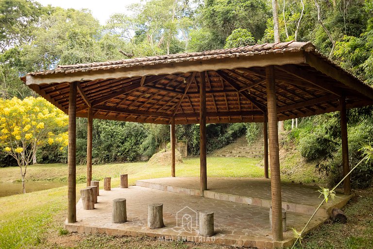 Chácara em Ibiúna com Piscina e Campo de Futebol