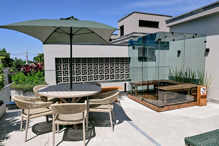 Casa com 5 suítes, sauna, piscina a 50m da praia