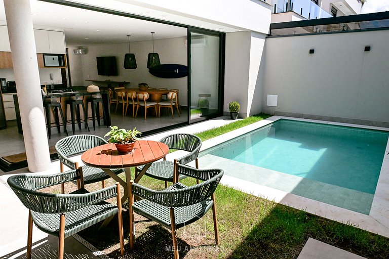 Casa con 5 suites, sauna, piscina, a 50m de playa