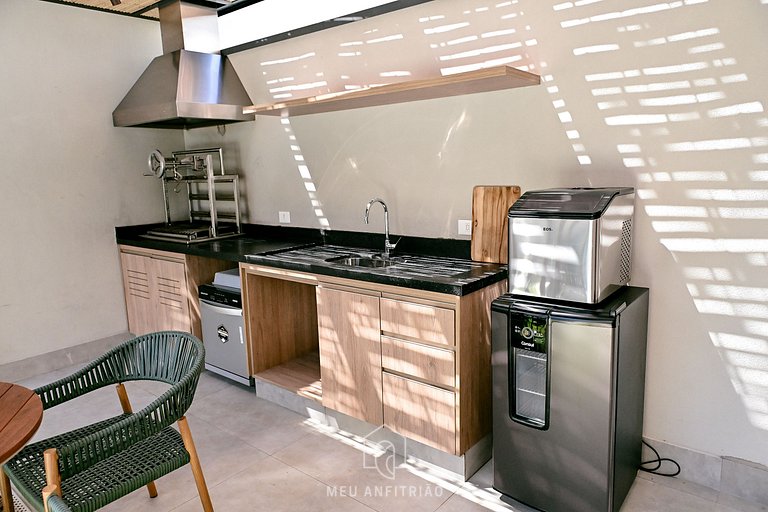 Casa com 5 suítes, sauna, piscina a 50m da praia