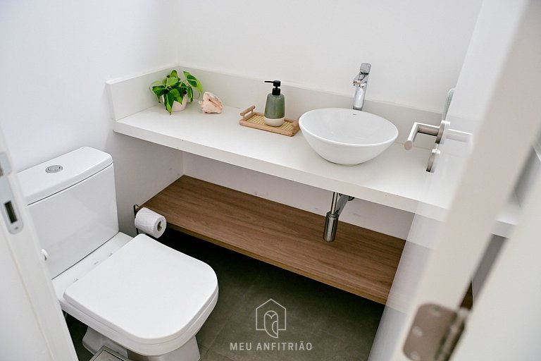 Casa com 5 suítes, sauna, piscina a 50m da praia