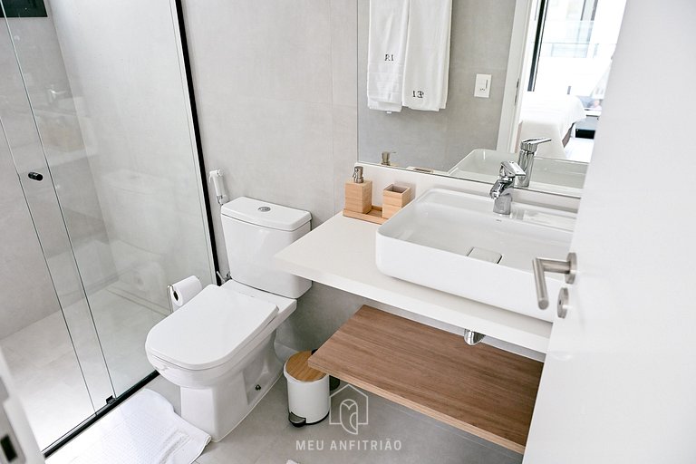 Casa com 5 suítes, sauna, piscina a 50m da praia