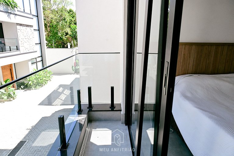 Casa em Juquehy a 50m da Praia — 5 Suítes e Piscina