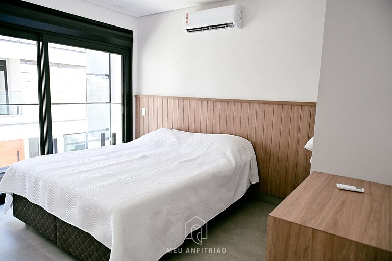 House with 5 suites, sauna, pool, 50m from beach