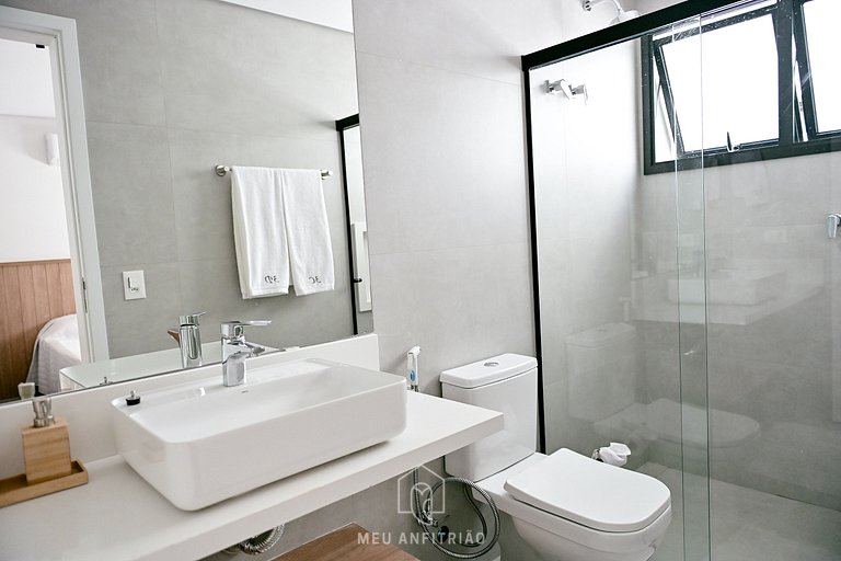 House with 5 suites, sauna, pool, 50m from beach