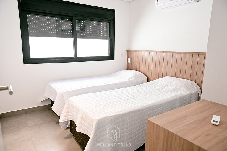 Casa com 5 suítes, sauna, piscina a 50m da praia