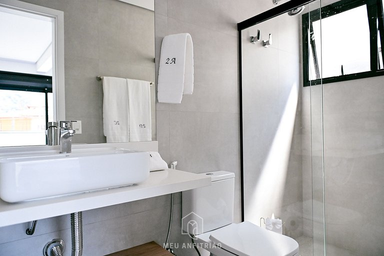 Casa con 5 suites, sauna, piscina, a 50m de playa