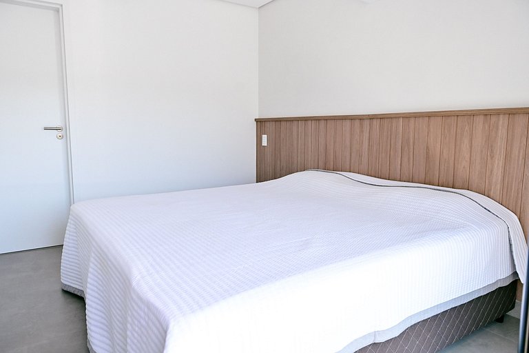 Casa em Juquehy a 50m da Praia — 5 Suítes e Piscina