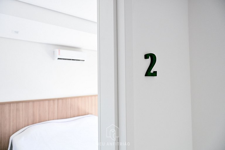 Casa com 5 suítes, sauna, piscina a 50m da praia