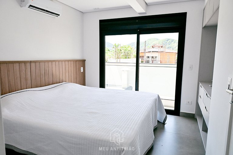 Casa em Juquehy a 50m da Praia — 5 Suítes e Piscina