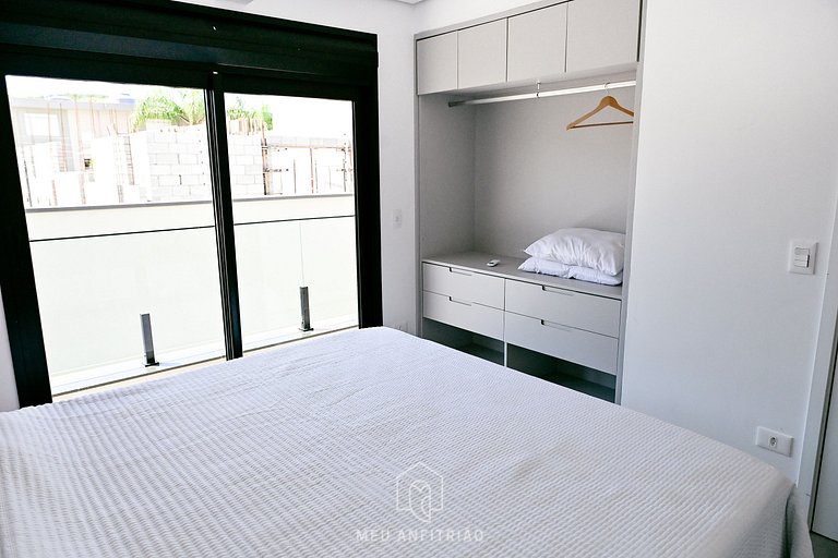 Casa com 5 suítes, sauna, piscina a 50m da praia