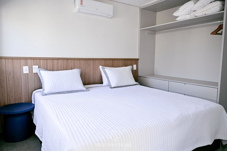 Casa com 5 suítes, sauna, piscina a 50m da praia