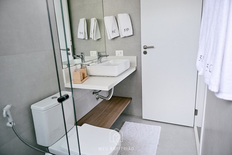 House with 5 suites, sauna, pool, 50m from beach